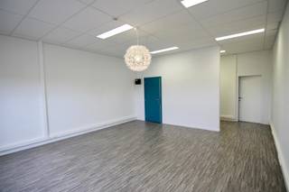 Doorlopende kantoorruimte van 90 m² in het gekende Bedrijvencentrum van Tienen aan een zeer interessante huurprijs met o.a. soepele...