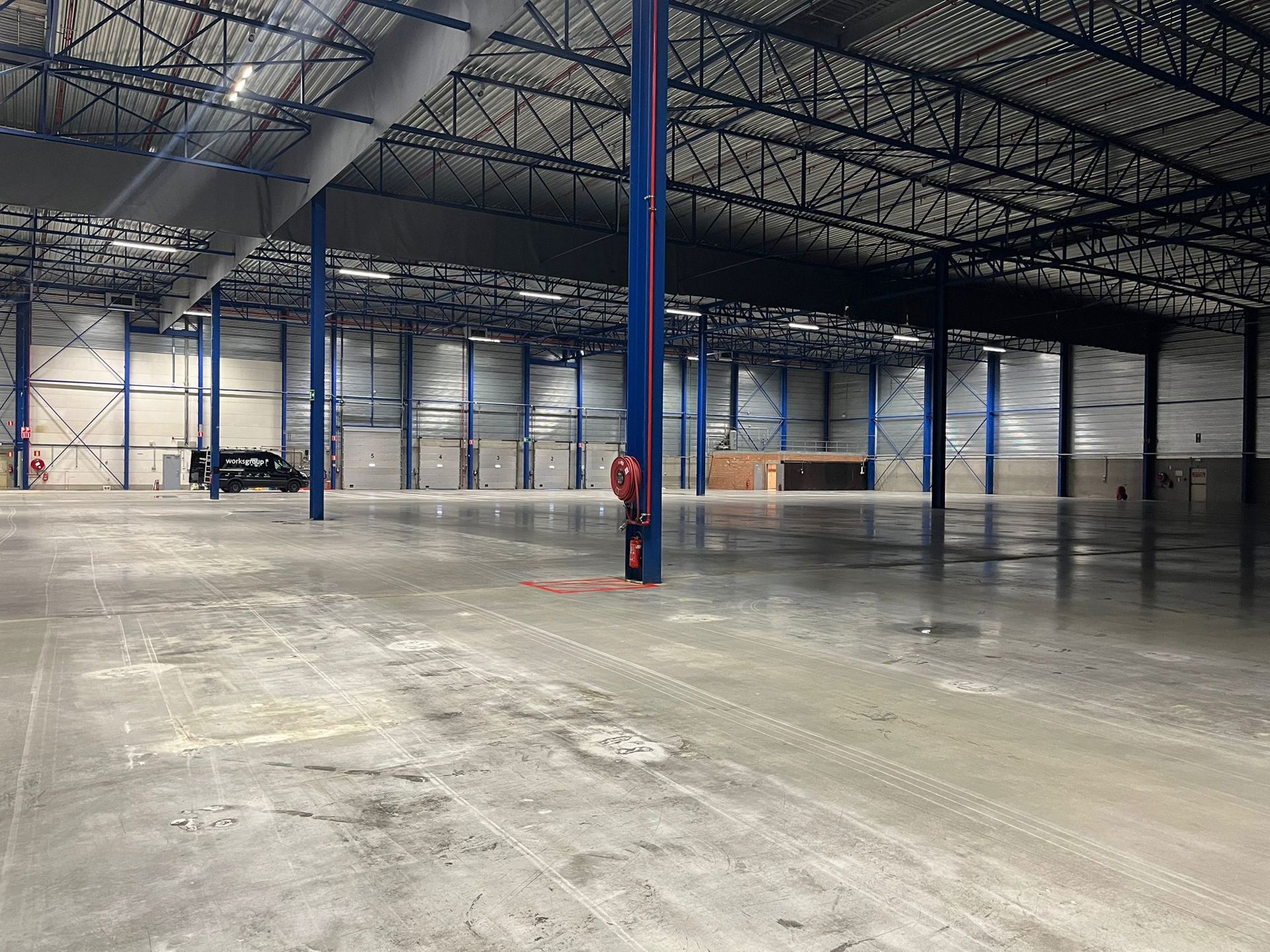 Moderne magazijnen 8.857 m²  met kantoren 476m²  te huur - foto 4