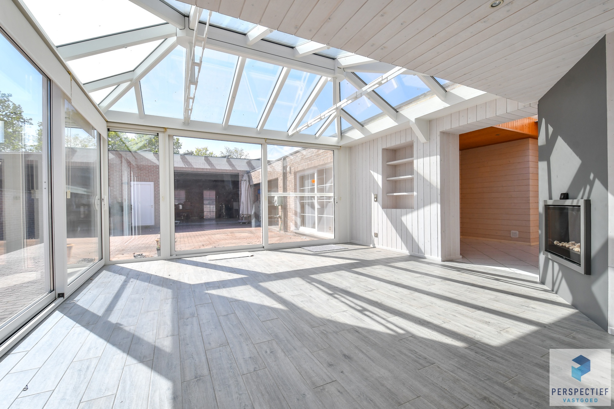Unieke villa met dubbele garage en opslagplaats/ loods in rustige omgeving - foto 4