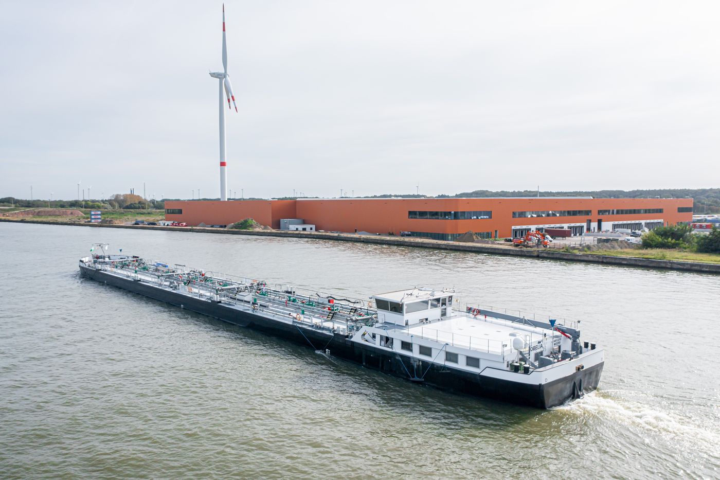 Logistics building of 11.921 m² and 2.892 m² mezzanine in Ham - photo 4