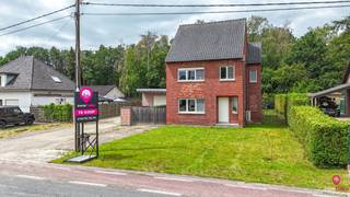 <p>Bij ImmoFusion 7/7 “open huis” : klik op onze 3D-TOUR.<br />Ervaar vastgoed alsof je er zelf doorloopt!</p>
<p><br />Op een boogscheut van het groene karakter van Koersel en het geliefde Koersel Kapelleke vinden we deze verrassend ruime woning terug op een perceel van maar liefst 10 are. Dankzij de perceelbreedte van ongeveer 22 meter en een gevelbreedte van 7 meter geniet u hier van een aangenaam open gevoel en tal van mogelijkheden.</p>
<p>De woning beschikt over een bewoonbare oppervlakte van circa 175 m² en combineert comfort, ruimte en een uitstekende energieprestatie. Met een EPC-label B en aanwezige zonnepanelen bent u bovendien verzekerd van een energiezuinige woonst.</p>
<p>Bij het betreden van de woning komen we terecht in de leefruimte met aansluitende eetplaats en keuken. Deze ruimtes kunnen naar eigen smaak nog verder opgefrist worden, waardoor u de mogelijkheid krijgt om het gelijkvloers volledig naar uw wensen af te werken. Verder bevinden zich op het gelijkvloers een aparte gastentoilet, een praktische berging en een gezellige veranda met zicht op de tuin.</p>
<p>Op de verdieping treffen we twee ruime slaapkamers aan die reeds netjes en volledig afgewerkt zijn. Ook de badkamer is instapklaar en uitgerust met een ligbad, douche en toilet. Via een vaste trap bereiken we de volledig afgewerkte zolderruimte, die perfect kan dienen als extra slaapkamer, hobbyruimte of bureau.</p>
<p>Absolute troef: vergunde garage van 125 m²</p>
<p>Een uitzonderlijk pluspunt van dit eigendom is zonder twijfel de volledig nieuw gebouwde en vergunde garage van circa 125 m², gerealiseerd in 2015-2016. Deze multifunctionele ruimte beschikt over een grote sectionale poort en biedt tal van mogelijkheden voor zelfstandigen, hobbyisten, verzamelaars of wie nood heeft aan een ruime werkplaats, opslagruimte of extra parkeergelegenheid.</p>
<p>Buitenruimte</p>
<p>Het perceel is volledig omheind en afgesloten met een toegangspoort, wat zorgt voor extra privacy en veiligheid. De ruime tuin biedt voldoende plaats voor kinderen, huisdieren en ontspanning.<br /><br />Troeven op een rij<br />- Perceel van ca. 10 are<br />- Bewoonbare oppervlakte van ca. 175 m²<br />- Breed perceel van ca. 22 meter<br />- EPC-label B<br />- Zonnepanelen aanwezig<br />- Drie ruime afgewerkte slaapkamers<br />- Volledig afgewerkte badkamer met bad, douche en toilet<br />- Afgewerkte zolder bereikbaar via vaste trap<br />- Aparte gastentoilet, berging en veranda<br />- Gelijkvloers nog naar eigen smaak op te frissen<br />- Volledig omheind perceel met poort<br />- Vergunde nieuwbouwgarage van 125 m² (2015-2016)<br /><br />Maatregelen opgenomen in het Maatregelenregister: nee</p>
<ul></ul>
<p>Een ideale opportuniteit voor wie op zoek is naar een grotendeels instapklare woning met uitzonderlijk veel ruimte en een unieke garage die tal van mogelijkheden biedt. Deze eigendom combineert wonen, werken en hobby's op één locatie. Een bezoek zal u meteen overtuigen.</p>