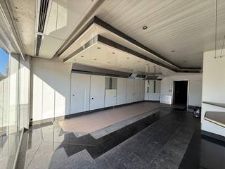 Ruim handelspand te huur op de Brusselsesteenweg 597, op een strategische ligging met vlotte verbinding naar de E17 en de R4. Dit voormalige bakkerspand biedt heel wat potentieel voor wie op zoek is naar een goed gelegen handelsruimte met zichtbaarheid en passage.<br /><br />Met een voorgevel van 4,20 meter en een diepte van meer dan 15 meter is er een mooie, praktische indeling mogelijk voor uiteenlopende commerciële activiteiten. De ruime kelder, met een hoogte van 2,25 meter, zorgt voor extra opslag- of werkruimte.<br /><br />De buurt is levendig en goed bereikbaar, met andere lokale handelszaken en voorzieningen in de directe omgeving, wat zorgt voor een constante stroom aan voorbijgangers. Er is geen gasaansluiting, maar wel elektriciteit en water aanwezig. Het pand is onmiddellijk beschikbaar en klaar om jouw zaak tot leven te brengen.<br /><br />EPC: 20201022-0002329937-KNR-1<br /><br /><strong>Voor meer info en/of bezoek bel mij vandaag nog op 0472/50.08.58 - Mohamed </strong>