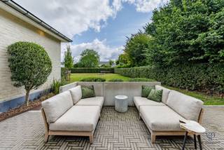 Deze volledig gerenoveerde woning combineert een doordachte indeling met aangenaam wonen, zowel binnen als buiten.Bij het betreden van de woning kom...