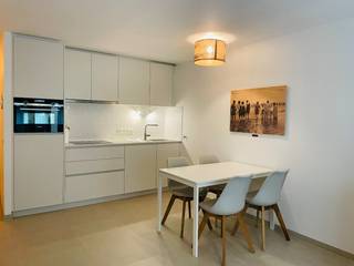 Studio meublé dans un appartement de nouvelle contruction (4 ans) avec vue latérale sur mer, près de la rue commerçante et des transports en commun.<br /><br />Hall d'entrée avec vestiaire, living avec cuisine équipée ouverte et terrasse avec vue sur mer, salle de bains avec douche et lavabo et toilette séparée.<br /><br />Local à vélos dans la résidence.<br />​Libre à partir de 01/01/2027<br /><br />DEMANDE DE VISITE: verhuur@immodepanne.be<br /><br />PEB 127 kWh/m² - Label B<br /><br />Charges communes : 25,00€ / mois<br />3 mois de garantie locative - contract de 3 ans<br />Consommation à charge du locataire<br />État des lieux aux frais communs
