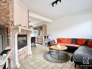 Welkom in deze instapklare woning, gelegen in een rustige en kindvriendelijke woonwijk te Bavikhove, met tuin, garage en uitweg!<br /><br />Bij het betreden van de woning komt u binnen in de ruime inkomhal. Aanpalend bevindt zich de lichtrijke leefruimte, waar plaats is voor zowel een zithoek als een eetplaats. Dankzij de gashaard geniet u hier bovendien van een aangename, gezellige warmte.<br />Verder bevindt zich de keuken, uitgerust met alle comfort, waaronder een oven, microgolfoven en fornuis.<br />Op het gelijkvloers bevindt zich eveneens de ruime badkamer, voorzien van een inloopdouche, ligbad, dubbele wastafel en toilet.<br />Via de keuken heeft u toegang tot de kelder, die ideaal is als extra bergruimte.<br /><br />Op het eerste verdiep vindt u de twee volwaardige, ruime slaapkamers. Verder is er een praktische dressing, alsook een aparte wasplaats met aansluiting voor een wasmachine en droogkast. Daarnaast is er op deze verdieping een extra toilet voorzien.<br /><br />Verder is er de ruime zolder.<br /><br />Deze woning beschikt over een onderhoudsvriendelijke, aangename tuin, waar plaats is voor een buitentafel en zithoek. Een ideale plek om op zonnige dagen te kunnen genieten. De tuin is voorzien van een apart tuinpoortje.<br />Tot slot en als extra troef beschikt deze woning over een ruime garage en uitweg. Hier is voldoende plaats om twee wagens te parkeren.<br /><br />TROEVEN:<br />+ Conforme elektriciteit<br />+ Garage met uitweg<br />+ Instapklaar<br />+ EPC D: geen renovatieverplichting