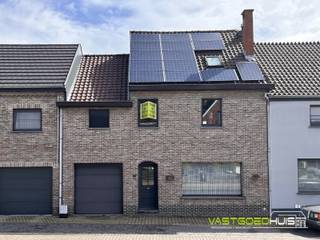 In Denderleeuw bevindt zich deze ruime, te renoveren gezinswoning met inpandige garage en terras op 1a20ca. Deze woning heeft een zeer gunstige ligging. Op wandelafstand van openbaar vervoer (treinstation Denderleeuw) en in de nabijheid van winkels, scholen en belangrijke verbindingswegen naar Brussel, Gent en Aalst. De woning beschikt over een bebouwde oppervlakte van maar liefst 264m² en heeft een praktische indeling. Op het gelijkvloers heeft de woning een inkomhal met een ruime, lichtrijke leefruimte, een ingerichte keuken met toestellen, een badkamer met douche en toilet, een inpandige garage en een veranda met terras. Verder zijn er 3 grote slaapkamers op het 1<sup>ste</sup> en 2<sup>de</sup> verdiep, een kelder en een bergingszolder boven de garage. Daarnaast zijn er zonnepanelen aanwezig en werd de woning voorzien van dubbele beglazing en decentrale verwarming (kachels) op aardgas en hout. Achteraan geniet de woning van een terras met een aangename, groene buitenomgeving. De achterliggende grond maakt echter geen deel uit van de verkoop. Deze woning biedt een uitstekende basis voor wie op zoek is naar ruimte en de mogelijkheid om een woning volledig naar eigen smaak te renoveren. Bent u op zoek naar een ruime woning met inpandige garage, een centrale ligging en tal van mogelijkheden om uw eigen woonwensen te realiseren? Dan is deze eigendom absoluut een bezoek waard. Contacteer ons voor meer informatie of een bezoek 054/69.68.67.