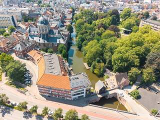 Voor verdere info of een vrijblijvende waardebepaling van uw eigendom: jordi.broes@homixx.be of 016 199 340.<br /><br />Ontdek dit prachtige en instapklare duplex appartement met een bewoonbare oppervlakte van 141 m², gelegen op een absolute toplocatie aan het Raghenoplein te Mechelen met uitzicht op de Dijle, de Kruidtuin, de Sint-Romboutskathedraal en de Onze-Lieve-Vrouw-van-Hanswijkbasiliek.<br />Deze duplex combineert een uitzonderlijk gevoel van ruimte met modern wooncomfort dankzij de vernieuwde keuken en badkamer. <br /><br />Bij het betreden van het appartement ervaart u meteen de doordachte indeling en de royale lichtinval. <br />De leefruimte met gezellige pelletkachel staat in verbinding met een volledig uitgeruste, vernieuwde keuken. <br />Daarnaast beschikt het appartement over drie slaapkamers (2 slaapkamers en een overloop die kan dienen als 3de slaapkamer), een vernieuwde badkamer, een apart toilet met wasplaats en een praktische berging. <br />Voor extra bergruimte heeft u een zolder op dezelfde verdieping.<br />Het gebouw is voorzien van een ruime lift. <br />Absolute blikvanger is het gezellige terras, waar u geniet van een adembenemend en panoramisch groen zicht.<br /><br />De locatie is zonder twijfel een van de grootste troeven van dit pand. <br />U woont op wandelafstand van het historische en bruisende winkelcentrum, het station en diverse bushaltes. <br />Dankzij de snelle verbinding met de E19 via de Tangent bent u bovendien in een oogwenk onderweg.<br /><br />Als kers op de taart beschikt dit appartement over twee vlot toegankelijke en ondergrondse autostaanplaatsen, gunstig gelegen dicht bij de ingang van de appartementen. <br />Gezien de strategische ligging en de renovatiemogelijkheden vormt deze eigendom eveneens een bijzonder rendabele belegging.<br /><br />Tot snel voor een bezoek!