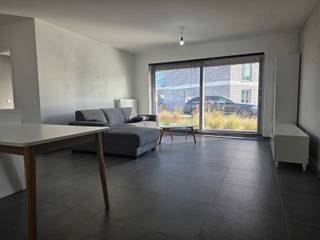 Super gezellig appartement gelegen op het gelijkvloers van een recent gebouw (2019). Bestaande uit living met open geïnstalleerde keuken met aansluitend berging/wasplaats. Ruime slaapkamer en badkamer met grote inloopdouche, lavabomeubel en toilet. Heel veel lichtinval met aangelegd groen terras aan living en slaapkamer. Tevens ondergrondse autostandplaats, fietsenstalling en berging inbegrepen in de prijs. Lift aanwezig! Tevens heel veel parkeergelegenheid aan het gebouw. Rustig gelegen doch centraal in het groen, vlakbij de Gavers!