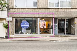 Droomt u van uw eigen zaak op een vlot bereikbare en zichtbare locatie?Dan zou deze ruime handelsruimte van ca. 100 m² in het hart van Burcht wel...