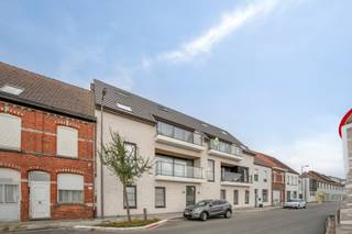 Dit ruime duplexappartement is rustig gelegen op wandelafstand van het centrum. Het appartement maakt deel uit van een kleinschalige residentie uit 2019 en combineert een rustige ligging met hedendaags wooncomfort en een uitstekende energieprestatie.<br /><br />De ligging is een absolute troef. Vanuit de Kortrijksestraat zijn winkels, horeca en andere dagelijkse voorzieningen vlot bereikbaar. Dankzij de centrale ligging zijn ook omliggende gemeenten gemakkelijk bereikbaar, terwijl u thuis geniet van een rustige woonomgeving.<br /><br />Bij het binnenkomen komt u in de ruime woonkamer met open keuken, voorzien van de nodige apparatuur. Vanuit de leefruimte heeft u toegang tot twee ruime terrassen, aan de voor- en achterzijde van het appartement. Verder bevinden zich op deze verdieping een slaapkamer, badkamer, apart toilet, berging en een extra ruimte die perfect kan dienen als bureauruimte.<br />Via de trap bereikt u de bovenverdieping, waar zich een tweede slaapkamer met eigen badkamer bevindt.<br /><br />Bij het appartement hoort een ruime garage met kantelpoort. De garage kan aangekocht worden aan een meerprijs van €30.000. <br /><br />Het appartement is zeer energiezuinig en geniet van een E-peil van 42, goed voor energielabel A.<br />Het appartement is momenteel verhuurd voor € 850/maand, exclusief de garage.<br /><br />Wie op zoek is naar een ruim en energiezuinig appartement met twee slaapkamers, twee badkamers, twee terrassen en een garage, op een rustige maar centrale locatie, vindt hier een bijzonder interessante woonst of investering.<br /><br />Bij interesse, aarzel niet ons te contacteren voor meer informatie of een plaatsbezoek op 051/201.400 of info@dicasa.be