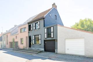 Zoek je een instapklare en verrassend ruime woning vlak bij het centrum van Zomergem? Deze woning op een perceel van 304 m² combineert een uitstekende ligging met een zee aan mogelijkheden!<br /><br />De troeven op een rij:<br />- Licht &amp; vernieuwd: Sfeervolle leefruimte met een modern vernieuwde keuken (2023) en een recent gerenoveerde badkamer.<br />- Ruimte voor werk, hobby of stockage: Diepe garage met een volwaardige polyvalente ruimte erboven. Atelier of extra opbergruimte? Hier kan het allemaal!<br />- Drie slaapkamers: Twee volwaardige slaapkamers op het eerste verdiep én een ingerichte zolderkamer, toegankelijk via een vaste trap.<br />- Extra comfort: Praktische en ruime koele kelder.<br /><br />📅 Bezoekdag: Woensdag 2 september vanaf 16u30.<br />👉 Inschrijven is verplicht en kan online via onze website: www.solvas-vastgoed.be