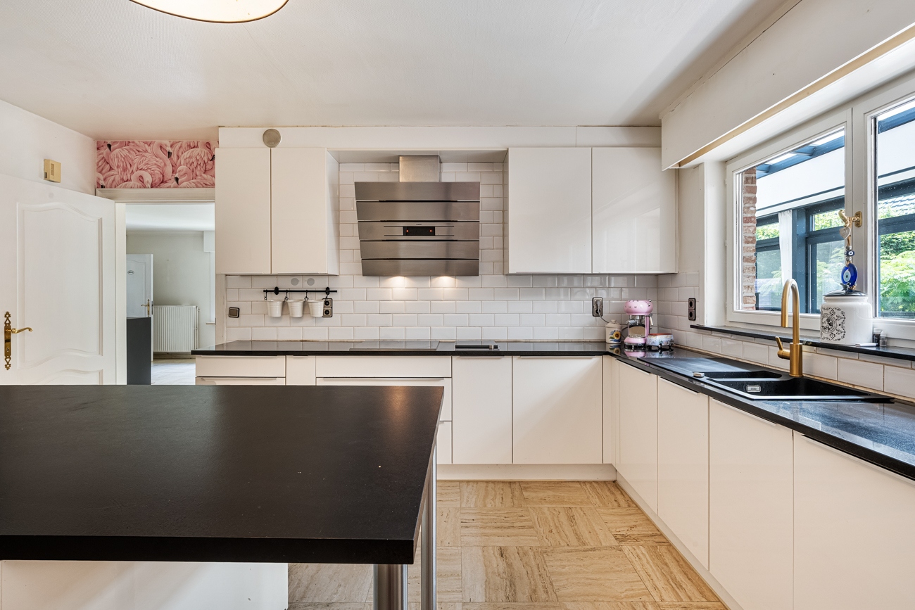 Ruime op te frissen gezinswoning met 4 slaapkamers, dubbele garage en zonnige tuin op 1.595 m² - foto 4