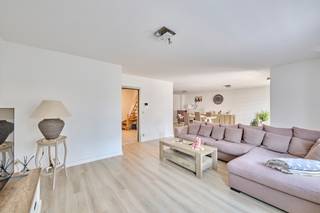 Ruimte, licht en comfort in het hart van Lommel!
Ontdek dit instapklare duplexappartement van maar liefst 204 m², waar ruimte, licht en comfort perfect samenkomen. Gelegen in het centrum van Lommel geniet je van een uitstekende ligging, met alle voorzieningen op wandelafstand.
Het appartement beschikt over 3 ruime slaapkamers, 2 moderne badkamers en een privégarage. Dankzij de royale leefruimtes, de overvloedige lichtinval en de verzorgde afwerking is dit een ideale thuis voor wie zonder zorgen wil verhuizen.
Ben je op zoek naar een ruim, volledig instapklaar appartement op een toplocatie? Dan is dit een unieke kans!