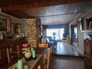 <p>Foto één en twee zijn een weergave van hoe het pand er na de renovatie kan uitzien.<br />Met deze ruime woning aan de Hoogstraat in Haaltert op een perceel van 591 vierkante meter, geniet u van voldoende ruimte om uw dromen te verwezenlijken. De woning beschikt over drie slaapkamers, een leefruimte, een ruime keuken en een comfortabele badkamer, waardoor het ideaal is voor gezinnen die op zoek zijn naar een nieuw thuis. </p>

<p>Met de jaren zestig als bouwjaar heeft deze stevige woning zijn eigen karakter, maar biedt deze terwijl ook tal van mogelijkheden om naar eigen wens te renoveren en upgraden. De zolderruimte, die extra opslag biedt, stelt u in staat om creatief om te gaan met de beschikbare ruimte. De rustige, groene omgeving zorgt ervoor dat u geniet van een vredige leefomgeving, terwijl u toch dicht bij het centrum van Haaltert bent. Achteraan de tuin is een toegang naar de zijstraat en eventueel een optie tot garage. Neem de tijd om deze kans te verkennen en ontdek de mogelijkheden die deze woning te bieden heeft. Voor alle info en bezoek: info@pantheonvastgoed.be</p>