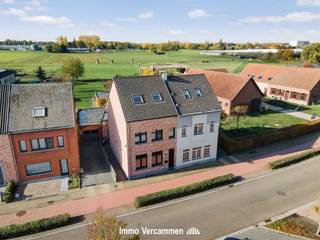 Deze instapklare en kwalitatief afgewerkte woning biedt met haar bewoonbare oppervlakte van 264 m² een ideale combinatie van ruimte, comfort...