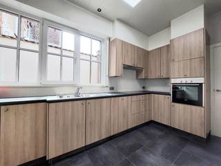 Deze woning (vernieuwd in 2011 met energielabel B) is gelegen in de Brugse binnenstad, op wandelafstand van 't station en van de Markt, dichtbij...