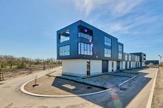 <p>KMO-unit met kantoren &amp; conciërgewoning te koop Genk - BEDRIJVENPARK KOMPELLAAN<br /><br />Bedrijvenpark Kompellaan: 21 moderne KMO-units langsheen de Kompellaan in Genk. Dit complex biedt kleine en middelgrote ondernemingen de perfecte plek om te starten, groeien en te innoveren. De unit 16 heeft een totaaloppervlakte van 752m² en beschikt over 7 parkeerplaatsen. Op de tweede verdieping is een conciërgewoning voorzien. De unit wordt casco opgeleverd.<br /><br />KMO-Unit 16<br />- oppervlakte: 240m² gelijkvloers &amp; 294m² 1e verdieping &amp; 218m² 2e verdieping (71m² terras)<br />- staalstructuur met geïsoleerde wanden en dak<br />- sectionaalpoort 4mbr x 4,2m<br />- 7 privatieve parkeerplaatsen<br />- liftvoorziening<br /><br />Voor meer info 011/39 90 50 of info@jansenrealestate.be</p>