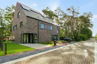 <p><span>Maisons récentes presque neutres en énergie (BEN) avec une architecture moderne dans un cadre verdoyant, boisé et calme juste à l'extérieur du centre de Tremelo.</span></p><p><span> </span></p><p><span>Par un joli hall d'entrée avec toilettes pour invités, vous entrez dans le grand et lumineux espace de vie par une porte en verre. Le coin salon à l'avant, équipé d'un parquet de qualité, d'un coin repas et d'une magnifique cuisine avec vue sur le jardin sur un sol en carrelage solide. La cuisine est équipée de tous les appareils encastrés nécessaires et dispose de nombreux espaces de rangement. À côté de la cuisine se trouve un grand débarras avec espace technique, buanderie et évier de drainage.</span></p><p><span> </span></p><p><span>Au premier étage, il y a un joli grand hall de nuit avec beaucoup de lumière naturelle, une chambre principale spacieuse et 2 jolies chambres d'enfants, des toilettes séparées et une salle de bain équipée d'une baignoire, d'un double lavabo et d'une douche à l'italienne. Le hall et les chambres sont également équipés d'un parquet de qualité.</span></p><p><span>Un escalier fixe vous mène à la chambre de grenier finie de 37 m². Le local technique est complètement séparé.</span></p><p><span>L'allée et la terrasse, ainsi que tout le jardin avant et arrière, sont entièrement paysagés.</span></p><p><span> </span></p><p><span>La maison est entièrement peinte, équipée d'un éclairage élégant et toutes les chambres sont équipées de rideaux.</span></p><p><span>En d'autres termes, cette maison est prête à emménager.</span></p><p><span> </span></p><p><span>En raison de l'étiquette énergétique faible (E17), la consommation est très basse. </span></p><p><span>La maison est équipée de chauffage au sol, de panneaux solaires et d'un système de ventilation D+ </span></p><p><span>Les toilettes sont reliées à un réservoir d'eau de pluie de 7500 litres</span></p><p><span>Des canalisations sont prêtes pour une station de recharge de voiture électrique.</span></p><p><span>En octobre 2022, un joli abri de jardin sera placé en thermopouce.</span></p><p><span> </span></p><p><span>Les frais mensuels pour l'entretien de la chaudière, etc. : 55 euros par mois.</span></p><p><span> </span></p><p><span>Disponible à partir du 1/08/2026</span></p><p><span>Intéressé ? Demandez votre visite via notre site internet !</span></p>