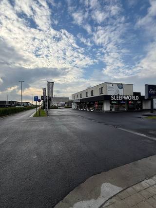 Te koop of te huur: ruim commercieel gebouw op toplocatie in Veurne, gelegen aan de Pannestraat naast Sleepworld. Dit handelscomplex bestaat uit...