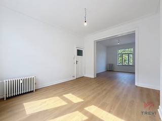 <p><strong>ETEERBEEK, wijk Montgomery, in een rustige straat - Ruime studio van ± 53 m² bestaande uit een grote leefruimte van ± 40 m², een ingerichte keuken, een badkamer en een balkon. Diversen: gasverwarming, intercom, dubbele beglazing, geen lift. Raming van de kosten: 100 €/maand voor verwarming, water &amp; gemeenschappelijke ruimten. EPC: E+ 46 kg CO₂/m²/jaar. </strong><br /><br /><u>Op de 1e verdieping:</u></p>
<ul>
<ul>
<li>Woonruimte van ± 45 m²</li>
<li>Ingerichte keuken (spoelbak, inductiekookplaten, koelkast/vriezer, afzuigkap en oven)</li>
<li>Badkamer met toilet, dubbele wastafel en ruimte voor wasmachine en droger</li>
</ul>
</ul>
<ul>
<ul></ul>
</ul>
<ul>
<ul></ul>
</ul>
<p>Geen kelder<br /><br /></p>