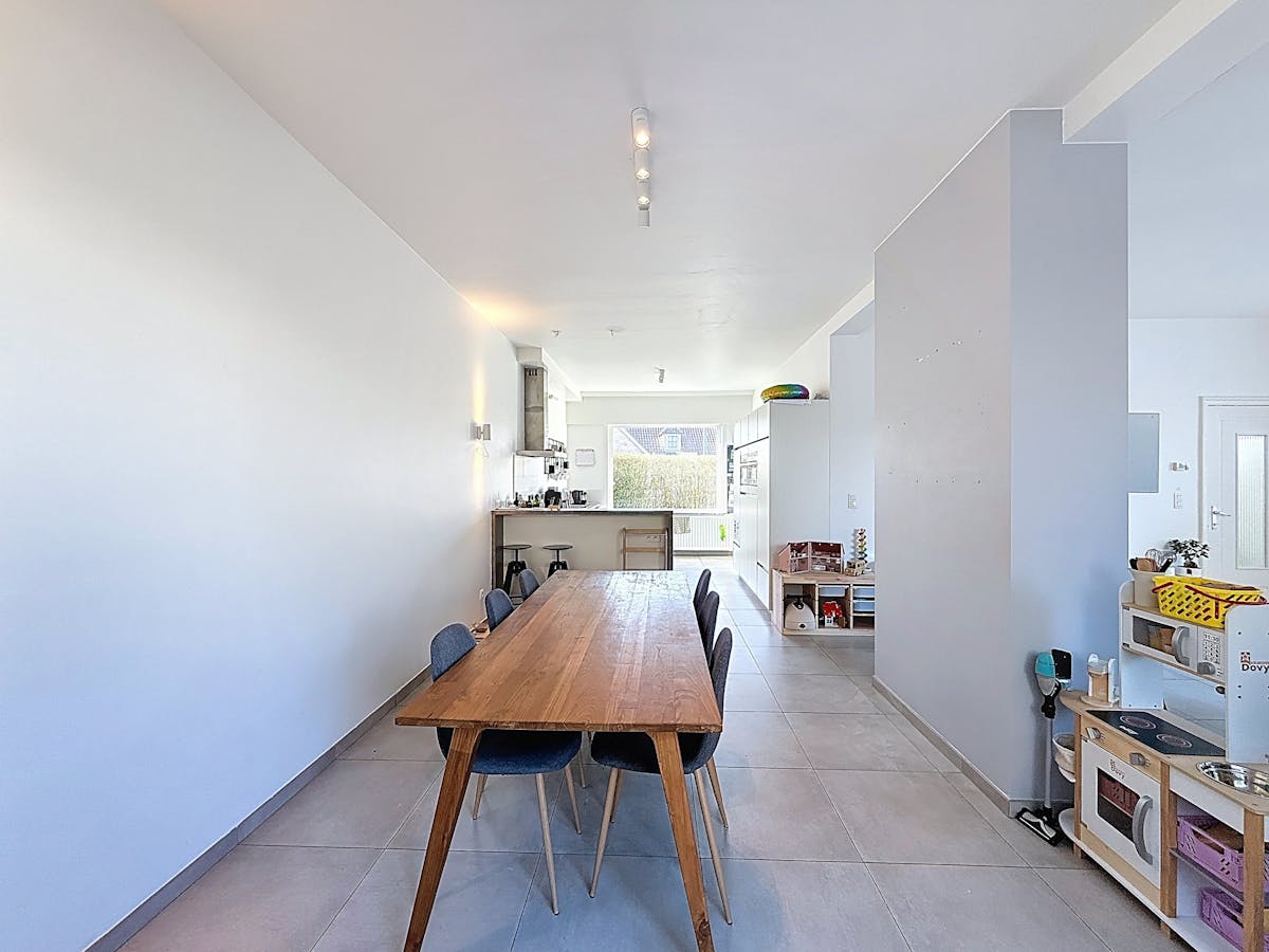 Instapklare gezinswoning met 3 slaapkamers, tuin en carport in rustige wijk te Ieper - foto 4