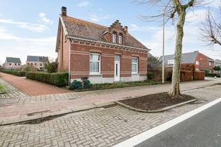 Te renoveren woning met karakteristieke voorgevel te Loenhout-centrum! De vrijstaande gezinswoning bevat karakter, biedt veel potentieel en...