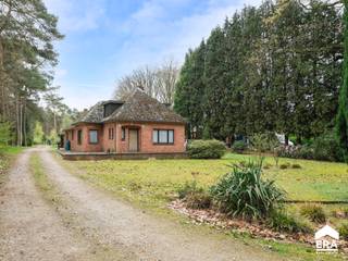 Deze woning is gelegen op een uitzonderlijk perceel van maar liefst 25a46ca, midden in het groen en omringd door bomen en bossen. Hier geniet u...