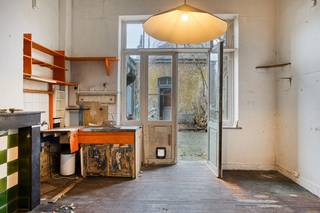 Rez-de-chaussée commercial avec atelier à l’arrière, au cœur d’UccleBâtiment principal côté rue – Composition :À droite : entrée cochère (± 10 m²),...