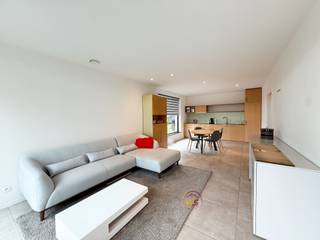 ZEER GOED GELEGEN WONING. Op een rustige en groene ligging... Lage energiewoning bestaande uit een ruime living met veel lichtinval, een volledig ingerichte keuken, een zeer ruime slaapkamer en een ruime badkamer met inloopdouche. Een afzonderlijk toilet en een ruime berging/wasplaats. De woning heeft een eigen privaat terras. De woning is voorzien van zonnepanelen waardoor het energieverbruik zeer laag is. Breng vrijblijvend een bezoek !!! De woning is gelegen naast het woonzorg centrum Elckerlyk en kan dus dienst doen als seniorenwoning, doch niet verbonden aan het centrum. Kan besproken worden naar dienstverlening met zorgverleners. Ideaal voor wie niet naar een kleine rusthuiskamer wil gaan en toch nood heeft aan een aangepaste woning. De woning is ook aangepast naar de mogelijkheid voor rolstoelgebruikers. Uniek in de streek. Ref.Par14Wev