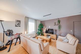We Invest stelt u graag dit prachtige, volledig gerenoveerde appartement van 101 m² voor, gelegen op de 3e verdieping van een vernieuwd gebouw in...