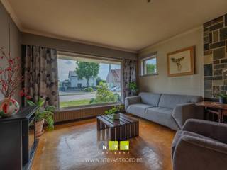 <span><strong>VRIJSTAANDE GELIJKVLOERSE WONING MET 3 SLAAPKAMERS OP EEN PERCEEL VAN 4A23CA TE DILSEN-STOKKEM (ELEN) <br /><br />TROEVEN<br /></strong>- Goede bereikbaarheid naar omliggende steden zoals Maaseik, Maasmechelen,... <br />- Dichtbij de Nederlandse grens. <br />- Gelijkvloerse woning : ideaal voor de latere levensfase! <br />- Mogelijkheid te renoveren naar je eigen droomwoning.<br />- Achterzijde woning bereikbaar via de Heirbaan. <br />- Garage &amp; extra garagebox aan de achterzijde van de woning. <br />- Beklinkerd terras.<strong><br /><br />GELIJKVLOERS 00<br /></strong>- Inkomhal (1,80m x 3,50m = 6,30m²): natuurlijk lichtinval dankzij glazen deur, elektriciteitskast, linoleum. <br />- Nachthal (1,80m x 4,80m = 8,64m²) linoleum.<br />- Woonkamer (4,00m x 7,55m = 30,20m²): veel lichtinval dankzij de raampartijen, dubbele deur naar de hal, kurkvloer</span><br /><span>- Keuken (3,10m x 3,50m = 10,85m²): geïnstalleerd met onder- en bovenkasten,lades, oven, vaatwasser, koelkast, keramische kookplaat, dampkap, aansluting wasmachine, betegelde achterwand, tegelvloer.</span><br /><span>- Toilet (1,20m x 0,85m = 1,02m²): zittoilet, deels wandbetegeling, kurkvloer.</span><br /><span>- Sas (4,00m x 1,60m = 6,40m²): tegelvloer.</span><span><br />- Badkamer (1,80m x 1,80m = 3,24m²): geïnstalleerd badmeubel met enkele lavabo, onderkasten, spiegel; aparte kolomkast, douchecabine, deels wandbetegeling, kurkvloer.<br />- Slaapkamer 1 (4,80m x 3,50m = 16,80m²): linoleum.<br />- Slaapkamer 2 (3,50m x 3,00m = 10,50m²): tapijt.<br />- Slaapkamer 3 (3,50m x 3,00m = 10,50m²): tapijt.<br /><br /></span><strong>ZOLDERVERDIEPING +01</strong><br /><br /><span><strong>EXTERIEUR</strong></span><br /><span>- garage/buitenberging<strong><br /></strong>- garagebox<br />- beklinkerd terras<br /><br /><strong>EXTRA INFORMATIE <br /></strong><span>Dit pand kan onderhevig zijn aan de renovatieverplichting die door de Vlaamse overheid wordt opgelegd voor residentiële gebouwen. Alle informatie kunt u terugvinden via https://www.vlaanderen.be/een-woning-kopen/renovatieverplichting-voor-residentiele-gebouwen-vanaf-2023.<br /></span><br />Bekijkt u deze advertentie via een aanverwante vastgoedsite, surf dan zeker naar onze website <strong>www.N78vastgoed.be</strong> voor een uitgebreide beschrijving en foto's. <strong>Meer info: +32 (0)89 86 18 88 of info@N78vastgoed.be.</strong></span>