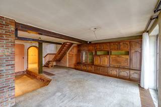 <p><strong>Gelijkvloers</strong> </p><p>Deze woning biedt een royale leefruimte van meer dan 51 m², met aansluitend een keuken van 17 m² die perfect kan worden ingericht als open leefkeuken. Verder vind je op het gelijkvloers een badkamer met ligbad, een inkomhal en een tweede hal die toegang biedt tot een praktische berging van 4 m². </p><p></p><p><strong>Verdiep 1</strong> </p><p>Op de eerste verdieping bevinden zich vier slaapkamers, variërend van 11,5 m² tot 17 m². De ruime nachthal van bijna 13 m² zorgt voor een vlotte circulatie en biedt extra mogelijkheden voor een bureauhoek of ingemaakte kasten. Daarnaast is er een apart toilet aanwezig. </p><p></p><p><strong>Buitenruimte</strong> </p><p>De buitenruimte biedt voldoende plaats voor een tuin, terras of speelzone. Dankzij de rustige ligging geniet je hier van privacy en groen. </p><p></p><p><strong>Conclusie</strong> </p><p>Deze woning aan het Loofven biedt veel ruimte en een logische indeling, ideaal voor gezinnen die op zoek zijn naar comfort en rust in Westerlo. </p><p></p><p>✅ Grote leefruimte van 51 m² </p><p>✅ Keuken van 17 m² </p><p>✅ Vier slaapkamers </p><p>✅ Badkamer met ligbad </p><p>✅ Praktische berging </p><p>✅ Apart toilet op de verdieping </p><p>✅ Rustige ligging in Westerlo </p><p>✅ Veel ruimte en indelingsmogelijkheden</p>