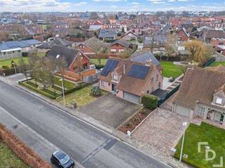 Prachtige villa met grote tuin te koop in Poperinge.In de Westouterstraat te Poperige vinden we deze villa op een perceel van 1167m².Deze woning...