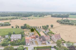 Op zoek naar een ruime woning waar comfortabel wonen en praktische mogelijkheden hand in hand gaan? Deze landelijke woning in de Snellegemstraat 5 te Jabbeke combineert een aangename woonomgeving met een bewoonbare oppervlakte van maar liefst 219 m², een ruim perceel van 1.493 m² en een loods van circa 100 m². Ideaal voor wie op zoek is naar extra ruimte voor hobby's, opslag of professionele activiteiten.<br /><br />De woning werd gebouwd in 2012 en beschikt over een conforme elektrische installatie en een gunstig EPC-label B. Je geniet hier dus van een ruime gezinswoning met een goede energetische basis.<br /><br />Bij het binnenkomen word je verwelkomd in de inkomhal met gastentoilet. Vooraan bevindt zich een aparte bureauruimte, ideaal voor wie regelmatig van thuis uit werkt. Verder kom je terecht in de ruime woonkamer, waar het schuifraam een aangename verbinding vormt met het terras en de tuin. De open, volledig ingerichte keuken sluit mooi aan op de leefruimte en vormt samen met de woonkamer het hart van de woning.<br /><br />Ook op praktisch vlak heeft deze eigendom heel wat te bieden. De garage is uitgerust met een sectionale poort aan de straatzijde én een tweede poort aan de tuinzijde, wat zorgt voor een bijzonder handige doorgang. Aansluitend bevindt zich een ruime wasruimte die praktisch werd ingericht. Daarnaast beschikt het eigendom over een loods van ongeveer 100 m², bereikbaar via een ruime oprit. Een grote troef voor wie nood heeft aan bijkomende opslagruimte, een atelier of ruimte voor professionele doeleinden.<br /><br />Op de bovenverdieping bevinden zich vier ruime slaapkamers, een apart toilet en een comfortabele badkamer met ligbad, inloopdouche en lavabomeubel. Verder is er een bijkomende berging en een zolder die mogelijkheden biedt voor extra kamers of een andere invulling, afhankelijk van jouw behoeften.<br /><br />Het geheel bevindt zich op een perceel van 1.493 m², waardoor je beschikt over heel wat buitenruimte en mogelijkheden.<br /><br />