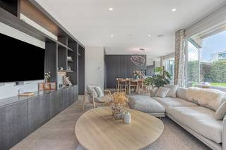 Ontdek deze exclusieve villa te koop aan de H. Deweertlaan in Koksijde, waar modern comfort en een hoogwaardige afwerkingsgraad samenkomen. Gelegen op een ruim perceel van 963 m², biedt deze woning een bewoonbare oppervlakte van 294 m², zorgvuldig gerenoveerd met oog voor detail.<br /><br />Bij binnenkomst in de royale inkomhal voelt u direct de klasse van de woning, onderstreept door prachtig maatwerk. Het hart van de villa is de lichte leefruimte, die naadloos overgaat in een sfeervolle eethoek en een riante, luxueuze halfopen keuken. Deze is uitgerust met kwalitatieve inbouwapparatuur (MIELE) en maatwerk dat doorloopt in de hele woning. Voor comfort in elk seizoen zorgen de airconditioning en de uitstekende energiezuinigheid (EPC B, 40 zonnepanelen). De gelijkvloerse bureauruimte creëert de mogelijkheid voor een extra slaapkamer. <br /><br />De eerste verdieping (volledig gerenoveerd in 2023) herbergt vier volwaardige slaapkamers, waaronder een master bedroom met dressing, en twee luxueuze badkamers.<br /><br />Het buitenleven is hier van topniveau. De aangelegde tuin beschikt over een schitterend buitenzwembad en een indrukwekkende aanbouw met privé-wellness (sauna en badkamer) en een overdekte buitenlounge met open haard. Ideaal om het hele jaar door te ontspannen.<br />Mogelijkheid tot aankoop buurperceel van 929m².<br /><br />Gelegen in een gegeerde residentiële buurt, woont u op wandelafstand van natuurgebieden zoals de Hoge Blekker en de Doornpanne, en vlakbij de winkelstraat, scholen en openbaar vervoer. Een ruime oprit en een dubbele inpandige garage bieden plaats aan zeven wagens. Kortom: een unieke villa voor wie droomt van een permanent vakantiegevoel aan de Belgische kust.<br /><br />Interesse in deze villa te koop te Koksijde? Neem dan zeker contact op met de dossierverantwoordelijke Sarah Velle via 0470 10 52 78 of sarah.velle@dewaele.com.<br /><br />Bestuursmaatregelen in het maatregelenregister: nee