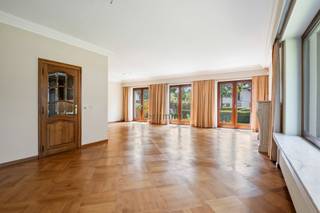 <p><span>Robuuste vrijstaande villa met royale ruimtes en talrijke mogelijkheden op een gegeerde locatie in Schoten</span></p><p><span>Aan de Kasteeldreef, in een rustige en groene woonomgeving op wandelafstand van winkels, scholen en openbaar vervoer, vindt u deze degelijk gebouwde villa op een royaal perceel van ca. 1.085 m².</span></p><p><span>Wie binnenkomt, merkt het meteen: hier is ruimte! De inkomhal met gastentoilet leidt naar een bijzonder zonnige en ruime leefruimte met zicht op de tuin. Verder biedt het gelijkvloers een ingerichte keuken met eethoek, twee volwaardige slaapkamers, een badkamer en een inpandige garage.</span></p><p><span>De grote verdieping vormt een echte troef: hier creëert u moeiteloos meerdere bijkomende slaapkamers en een tweede badkamer. Daarnaast beschikt de woning over een ruime kelder met verschillende bergingen praktische opslagruimte die u in hedendaagse nieuwbouw zelden nog terugvindt.</span></p><p><span>De zonnige tuin met tuinhuis en oprit maakt het geheel af.</span></p><p><span>Deze villa werd destijds gebouwd met degelijke materialen en een solide structuur: een betrouwbare basis om volledig naar eigen smaak te renoveren en in te richten. De combinatie van het ruime perceel, de genereuze volumes en de uitbreidingsmogelijkheden maakt dit een uitzonderlijke opportuniteit op een toplocatie.</span></p><p><span>Interesse?</span><span><br />Bent u op zoek naar een ruime, degelijke woning met veel potentieel in Schoten? Contacteer ons gerust voor meer informatie of om een bezichtiging in te plannen.</span></p><p><span>*De vermelde bewoonbare oppervlakte is gebaseerd op de bruikbare vloeroppervlakte zoals vermeld op het EPC-verslag.</span></p><p><span> </span></p>