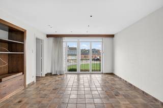 <p>In het hart van het geliefde Sint-Michiels, vlakbij Brugge, bevindt zich deze bel-étage woning met verrassend veel ruimte, licht en potentieel. Dankzij haar rustige ligging en praktische indeling vormt deze woning een interessante opportuniteit voor wie een gezinswoning zoekt die men naar eigen smaak kan vernieuwen.<br />Via de inkomhal bereikt u de ruime inpandige garage. Op deze verdieping bevinden zich eveneens een praktische wasruimte en twee handige bergingen. Vanuit deze verdieping heeft u toegang tot het terras en de zonnige tuin, een aangename plek om te genieten van rust en buitenleven.<br />De eerste verdieping bestaat uit een lichtrijke leefruimte met gashaard, waar grote ramen zorgen voor een mooie natuurlijke lichtinval. Aansluitend bevindt zich de keuken, die samen met de leefruimte een mooie basis vormt om verder te moderniseren en af te stemmen op hedendaags wooncomfort.<br />Op de tweede verdieping bevinden zich drie volwaardige slaapkamers en een recente badkamer, wat deze woning bijzonder geschikt maakt voor gezinnen.<br />De ligging is zonder twijfel een grote troef: rustig en kindvriendelijk, op wandelafstand van scholen, winkels en openbaar vervoer, met een vlotte verbinding naar het centrum van Brugge en de belangrijkste invalswegen.<br />Interesse?</p>