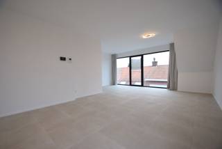 <span><span>Ontdek dit prachtig nieuwbouwappartement gelegen aan de Grote Veldstraat 31 te Staden. Dit moderne appartement combineert comfort, energiezuinigheid en een uitstekende ligging in het hart van de gemeente, vlak bij winkels, scholen en openbaar vervoer.<br /><br /><strong><u>Indeling van het appartement:</u></strong><br /><em>Inkomhal - apart gastentoilet met handwasbakje - afzonderlijke berging met voorzieningen voor wasmachine/droogkast - lichtrijke leefruimte gekoppeld aan het zongerichte terras (11 m<sup>2</sup>) - volledig ingerichte keuken met kookeiland en vitro-keramische kookplaat, dampkap, combi-oven, vaatwas, ingebouwde koelkast en een spoelbak - badkamer uitgerust met een dubbele wastafel en douche - 3 slaapkamers. </em><br /><br />Mogelijkheid tot het huren van een zeer ruime garagebox aan de achterzijde van de residentie.<br /><br />Beschikbaar vanaf januari 2026.<br />EPC in aanvraag.</span></span><br /><br /><span><span>Bent u op zoek naar een prachtig en ruim appartement met 3 slaapkamers en een <strong>zongerichte tuin of terras</strong>, gelegen in een kleinschalige residentie? Plan dan snel uw afspraak!<br /><strong>Contacteer ons op het nummer 051 50 11 51 of per mail via diksmuide@diksimmo.be.</strong></span></span>