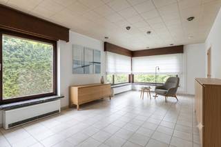 Ben je op zoek naar een ruime open bebouwing met een bruikbaar vloeroppervlak van maar liefst 208 m² en tal van mogelijkheden? Zoek niet verder! Deze woning op de Oordegemsesteenweg heeft alles wat je zoekt. <br /><br />Indeling gelijkvloers:<br />- Inkomhal<br />- Woonkamer<br />- Keuken<br />- Slaapkamer/bureau/eventuele praktijkruimte<br />- Apart toilet<br />- Slaapkamer<br />- Badkamer met ligbad<br />- Berging<br />- Inpandige garage<br /><br />Indeling tweede verdieping:<br />- Nachthal<br />- 4 slaapkamers <br /><br />Bijzonderheden:<br />- Tuin en terras<br />- Uitbreidingmogelijkheden (mogelijkheid tot optrekken van tweede verdieping met rechte muren en mogelijkheid tot integreren van een praktijkruimte van maximum 100 m²)<br /><br />Mis deze kans niet en vraag vandaag nog jouw bezoek aan voor het bezoekmoment op zaterdag 04/07. Een bezoek plannen kan via de volgende link: https://www.albert.immo/listing/dwelling-for-sale-9230-wetteren-7748096 of door contact op te nemen met Nico via nico.soetaert@albert.immo of 0496 46 80 03. <br /><br />Bij Albert kom je thuis