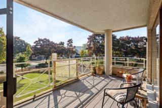 Op een toplocatie in de Esmoreitlaan op Linkeroever, omringd door groen en op slechts enkele minuten van het bruisende stadscentrum van...