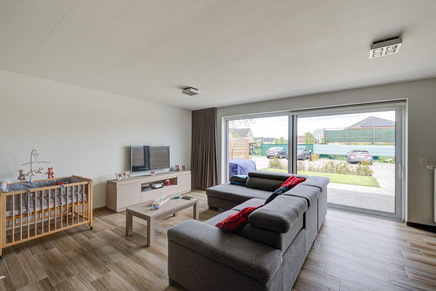 GELIJKVLOERS APPARTEMENT MET 2 SLAAPKAMERS, 2 AUTOSTAANPLAATSEN EN RUIM TERRAS TE BEVERST - foto 4