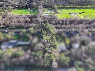 Deze bouwgrond van 2110m² is gelegen langs de Hallebaan in Zoersel. Het perceel heeft een straatbreedte van 25 meter en een diepte van 84 meter. De grond geniet van een landelijk karakter en bevindt zich in een rustige straat die aan de ene kant uitmondt op het schilderachtige Zoerselbos en aan de andere kant toegang biedt tot de Sint-Antoniusbaan, de belangrijke verbindingsweg tussen Zoersel en Sint-Antonius. Ideaal voor wie op zoek is naar een rustige, natuurrijke locatie met vlotte bereikbaarheid.<br /><br />Er werd nog geen stedenbouwkundig attest afgeleverd, doch heeft de gemeente ons volgende algemene bouwvoorschriften meegedeeld voor dit eigendom:<br /><br />De grond biedt de mogelijkheid tot de bouw van een woning met een maximale bouwdiepte van 17 meter, met als advies van de gemeente Zoersel dat een eventuele bouwdiepte van 20 meter ook gerealiseerd kan worden. De maximale kroonlijsthoogte bedraagt 6,50 meter en de maximale nokhoogte is 11 meter.<br /><br />Het perceel beschikt verder over voldoende ruimte voor een bijgebouw van maximaal 75 m² met een kroonlijsthoogte van 3 meter en een nokhoogte van 4,5 meter. Deze moet ingeplant worden op minimum 10 m uit de strook voor hoofdgebouwen.<br /><br />Voor meer info over de bouwvoorschriften kan u vrijblijvend contact opnemen met Nathan op 0492.25.61.02, 03.227.58.58 of nathan@reds.be.
