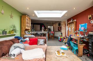 Te renoveren rijwoning met veel potentieel op een praktische locatie in Eeklo. De woning heeft volgende indeling: inkomhal, toilet, badkamer, open...
