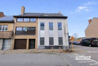 Deze ruime woning is gunstig gelegen nabij het centrum van Poperinge, op wandelafstand van lokale winkels, scholen, openbaar vervoer en diverse voorzieningen.<br /><br />Op het gelijkvloers bevindt zich de inkomhal, die toegang biedt tot een ruime dubbele garage en een praktische was- en technische ruimte. De eerste verdieping vormt het leefgedeelte van de woning en beschikt over een lichtrijke en ruime woonkamer. Aansluitend bevindt zich de keuken, uitgerust met een oven, dampkap, kookplaat en koelkast. Verder zijn er op deze verdieping een praktische berging, een apart toilet en een ruime veranda die uitgeeft op het zonnige terras.<br /><br />Op de tweede verdieping bevinden zich de nachthal, twee ruime slaapkamers, een extra bergruimte en de badkamer, voorzien van een ligbad, toilet en lavabo.<br /><br />Daarnaast beschikt de woning over een zolder, dubbele beglazing en centrale verwarming op aardgas.<br /><br />Dankzij de ruime indeling, de dubbele garage, het zonnige terras en de centrale ligging is deze woning een interessante opportuniteit voor wie comfortabel wil wonen op een praktische locatie in Poperinge.<br /><br />Indeling<br /><br />Gelijkvloers: inkom - dubbele garage - bergruimte/wasruimte<br /><br />Eerste verdieping: hall - toilet - leefruimte en keuken - bergruimte - veranda - terras<br /><br />Tweede verdieping: nachthal - 2 slaapkamers - bergruimte <br /><br />Derde verdieping: zolder<br /><br />Beschikbaar vanaf: 01/11/2026.<br /><br />Geïnteresseerd in een bezoek? Neem gerust contact met ons op!<br /><br />Interesse in deze woning te huur in Heuvelland? Vraag vandaag nog uw bezoek aan via Immo Francois. Onze vastgoedexperten begeleiden u graag bij uw zoektocht in Poperinge, Heuvelland, Mesen en Vleteren.<br /><br />Denkt u eraan om uw woning in Poperinge te verhuren? Neem vrijblijvend contact op met Emmy van Immo Francois in Poperinge voor een gratis schatting via poperinge@immofrancois.be.<br /><br />