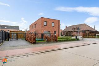 Op een uitstekende locatie te Hulshout bevindt zich deze energiezuinige woning met 3 slaapkamers. U geniet hier van een uitstekende bereikbaarheid, toch vlakbij winkels, eet- en drankgelegenheden, scholen en het openbaar vervoer. Deze energiezuinige woning is voorzien van zonnepanelen, volledig geschilderd en is afgewerkt met gordijnen.<br /><br />We betreden de woning via de inkomhal met apart gastentoilet. Vooraan de woning bevindt zich de lichtrijke leefruimte waar u een gezellige zithoek en een aparte eetplaats met uitzicht op de tuinkan inrichten. De open keuken met eiland is mooi geïntegreerd in het geheel, uitgerust met kwalitatieve toestellen en geeft toegang tot een ruime berging. De nachthal op de eerste verdieping geeft ons toegang tot 3 ruime slaapkamers, een extra berging en een badkamer met dubbele lavabo, inloopdouche en toilet. Tot slot beschikt de woning ook over voldoende parkeermogelijkheden en een aangename tuin waarin u steeds kan genieten van het mooie weer. <br /><br />Dit is een uitstekende opportuniteit als u op zoek bent naar een energiezuinige, afgewerkte woning met 3 slaapkamers te Hulshout. Contacteer ons voor meer informatie op 0479/47 09 61 of neem een kijkje op www.boonstravastgoed.be. <br /><br />Bijzonderheden: <br />- 3 slaapkamers<br />- Bouwjaar 2021<br /><br />- Uitstekende locatie