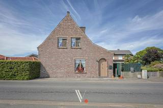 BESCHIKBAAR VANAF 1/11!<br /><br />Deze zeer rustig en landelijk gelegen woning biedt een zicht op de velden. De grootste troeven zijn de garage en de leuke en compacte tuin. <br />De woning werd steeds goed verzorgd en biedt een ideale uitvalsbasis voor wie op zoek is naar rust en privacy. <br />Er zijn 2 slaapkamers en bovendien voldoet de woning aan de huidige normen (dakisolatie en dubbele beglazing, EPC-label D).<br />Daarnaast wordt de woning verwarmd via centrale verwarming (condenserende ketel). <br /><br />Interesse?<br />Contacteer Brecht!