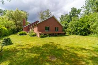<p>Interesse en/of vragen? Neem gerust contact op met Erik via erik@copandi.be of via 0497/530796.</p><p></p><p>Deze ruime woning is gelegen in Tremelo, meer bepaald in de Vinkendreef 13. Dit is een erg rustige straat, dit toch dicht bij het centrum van Tremelo ligt. Openbaar vervoer, scholen en winkels zijn te vinden op korte afstand.</p><p>De woning werd gebouwd op een mooi terrein van 15are en beschikt over maar liefst 6 kamers. Hiermee biedt ze heel wat potentieel voor de toekomstige eigenaars.</p><p>Bent u op zoek naar een ruime, rustig gelegen woning te Tremelo, die u nog naar uw eigen smaak kan inrichten? Dan is dit uw kans!</p><p></p><p><strong>Gelijkvloers</strong><br />Deze ruime woning biedt uitzonderlijk veel mogelijkheden dankzij haar praktische indeling en grote bewoonbare oppervlakte. De open leefruimte met keuken van meer dan 43 m² vormt het hart van de woning en biedt voldoende plaats voor een gezellige zithoek en eetruimte. Dankzij de grote raampartijen geniet je hier van veel natuurlijke lichtinval.</p><p>Op het gelijkvloers bevinden zich bovendien drie slaapkamers, een badkamer met douche en wastafel, een praktische berging en een ruime hal die alle ruimtes met elkaar verbindt. Hierdoor is gelijkvloers wonen perfect mogelijk.</p><p>Een absolute troef zijn de twee inpandige garages met samen plaats voor meerdere voertuigen, extra opslagruimte of een hobbyruimte.</p><p></p><p><strong>Verdiep 1</strong><br />De eerste verdieping beschikt over nog drie bijkomende slaapkamers van verschillende groottes. De centrale nachthal zorgt voor een vlotte verbinding tussen alle ruimtes. Hierdoor telt de woning in totaal maar liefst zes slaapkamers, ideaal voor grote gezinnen of wie extra ruimte zoekt voor bureau, hobby of logeerkamers.</p><p><br />✅ Zes slaapkamers<br />✅ Rustig gelegen op 15are<br />✅ Open leefruimte met keuken<br />✅ Twee ruime garages<br />✅ Gelijkvloers wonen mogelijk<br />✅ Ideaal voor grote gezinnen</p>