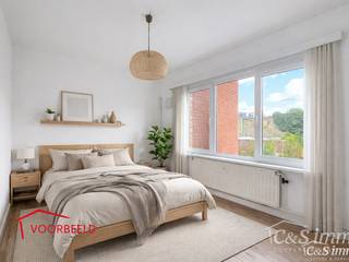 Licht appartement op wandelafstand van het Te Boelaarpark en diverse winkels.<br />De inkomhal leidt naar de woon- en eetkamer (ca. 23 m²) met laminaatvloer, aansluitend aan de praktische hoekkeuken. Het appartement beschikt over 2 slaapkamers (ca. 13 m² - 5 m²), eveneens voorzien van laminaatvloer. De ingerichte douchekamer is uitgerust met een douche, toilet en badkamermeubel.<br />Verder is er een privatieve kelderberging aanwezig.<br />De ramen zijn voorzien van dubbele beglazing en het dak werd vernieuwd in 2020.