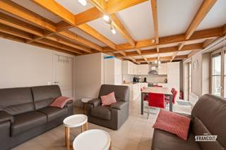 Op zoek naar een instapklare vakantiewoning te koop nabij de kust? Deze sfeervolle vakantiewoning in de Neptunuslaan te Harendijke combineert een warme cottage-uitstraling met hedendaags wooncomfort. Dankzij de rustige ligging en de nabijheid van het strand geniet u hier van de perfecte uitvalsbasis voor ontspanning aan zee.<br /><br />Deze vakantiewoning werd gebouwd in 2018 en straalt meteen gezelligheid uit door de authentieke houten balken, lichte kleuren en moderne afwerking. De lichtrijke leefruimte sluit naadloos aan op de open keuken, die strak en praktisch ingericht werd. Verder beschikt de woning over drie volwaardige slaapkamers, waarvan één praktisch gelegen op het gelijkvloers, en een stijlvolle badkamer. Dankzij deze doordachte indeling ervaart u optimaal comfort en voldoende ruimte voor zowel familie als gasten.<br /><br />Buiten geniet u van een privatieve tuin met zuidoostelijke oriëntatie waar u in alle rust kan ontspannen. Daarnaast beschikt deze eigendom over twee praktische bergingen en een privatieve parkeerplaats. Dankzij de topligging in Harendijke bevindt u zich bovendien op wandelafstand van het strand en vlakbij gezellige badplaatsen zoals Blankenberge en Wenduine. Bovendien profiteert u dankzij de gunstige EPC-score (D) van het grote voordeel dat er geen renovatieverplichting van toepassing is. <br /><br />Bent u op zoek naar een ruime en instapklare vakantiewoning te koop in Harendijke? Contacteer Immo Francois voor meer informatie of plan vandaag nog uw bezoek in. Wij begeleiden u graag bij de zoektocht naar uw ideale eigendom aan de kust.<br /><br />Denkt u eraan om uw woning in Blankenberge te verkopen? Neem vrijblijvend contact op met Iben van Immo Francois in Blankenberge voor een gratis schatting via iben@immofrancois.be.<br /><br />