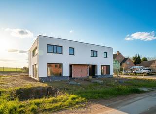 <p><span><u>Mogelijkheid tot aankoop à verlaagd BTW-tarief (6%)!!!</u></span></p>
<br />Moderne, <strong>ENERGIEZUINIGE HALFOPEN NIEUWBOUWWONING</strong> met zonnige tuin, <strong>DUURZAME TECHNIEKEN</strong> en een eigentijdse afwerking. Gelegen op een <strong>PERCEEL VAN 571,5 M²</strong> combineert deze woning <strong>STRAK DESIGN MET MAXIMAAL WOONCOMFORT</strong>. Dankzij de <strong>ZONNEPANELEN, WARMTEPOMP EN VLOERVERWARMING</strong> beantwoordt ze moeiteloos aan de laatste energienormen. De <strong>BEWOONBARE OPPERVLAKTE VAN 168 M²</strong> biedt een open en lichtrijke leefruimte <strong>MET GROTE RAAMPARTIJEN</strong> die uitgeven op de perfect georiënteerde tuin. De leefruimte vloeit naadloos over in een <strong>MODERNE KEUKEN MET KOOKEILAND</strong>, waar functionaliteit en gezelligheid centraal staan. Op het gelijkvloers bevindt zich ook een <strong>PRAKTISCHE BERGING/WASPLAATS</strong>. Boven zijn er <strong>DRIE VOLWAARDIGE SLAAPKAMERS</strong> en een stijlvol ingerichte badkamer. Vanuit de <strong>TUIN</strong> kan u genieten van de <strong>RUST</strong>. Deze woning bevindt zich in een <strong>RUSTIGE, LANDELIJKE OMGEVING</strong> met een vlotte verbinding naar zowel Brakel als Zwalm.<br /><br />Adres: Heuvelgem op grens van Zwalm - Brakel<br /><br />P-score: B, G-score: B